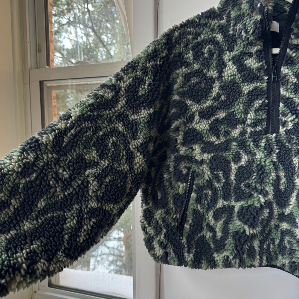 Aritzia TNA Half Zip Rush Polar Fleece Pullover Jacket Green Print Medium - Picture 12 of 12